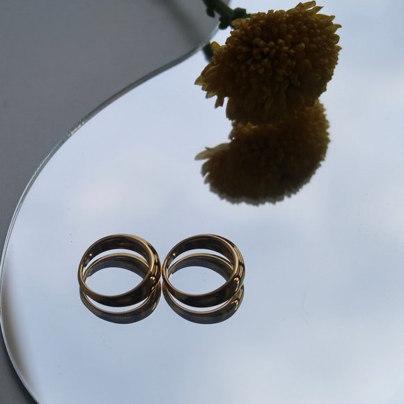 Elegant Gold Band Ring - Picture 7 of 8